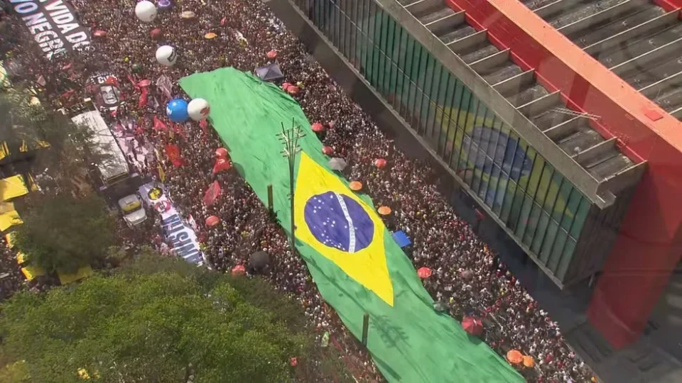 O jogo virou? Direita na berlinda e a esperança militante da esquerda