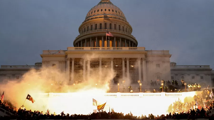 explosao-no-capitolio-durante-invasao-por-apoiadores-de-trump-em-6-de-janeiro-de-2021-1736183937767_v2_900x506.jpg