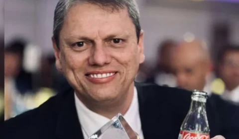 Tarcísio debocha de mortes por metanol