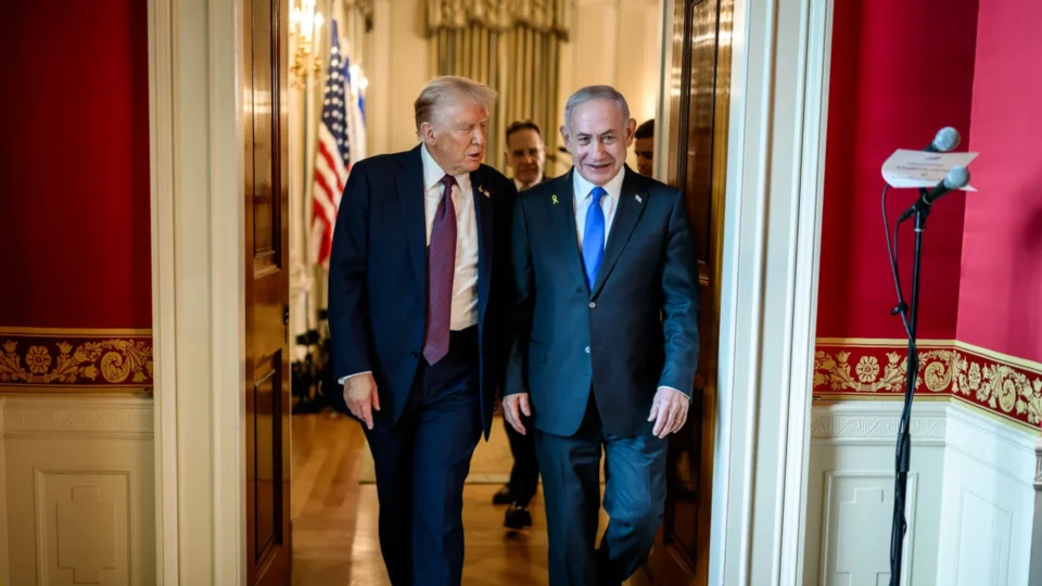 Trump surfa na repulsa a Netanyahu