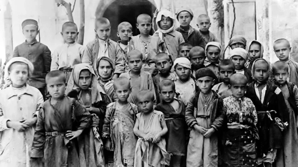 ‘A extrema direita deixou de negar o Holocausto para negar o genocídio’