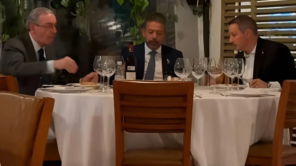 Cunha, Lira e Derritte à mesa: foto reúne vários dramas