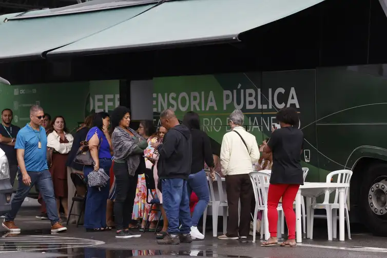 Robson atendimento aos familiares durante reconhecimento de corpos operação contenção no iml fernando frazão ag brasil