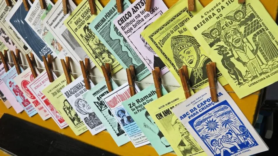 A luta do cavalo xucro contra a fênix que ressurge das cinzas