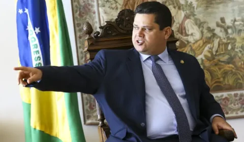 Alcolumbre flerta com a História, mas baixo-clero o chama de volta