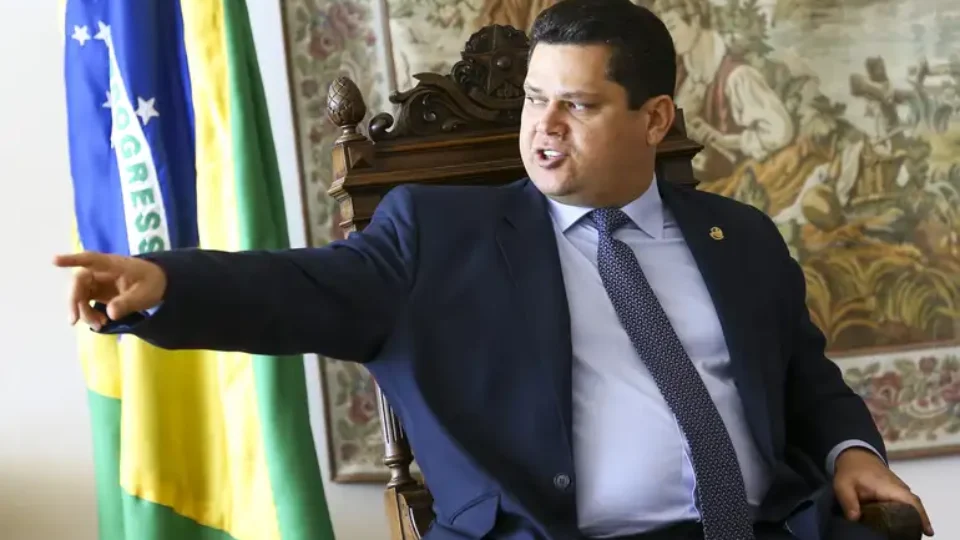 Alcolumbre flerta com a História, mas baixo-clero o chama de volta