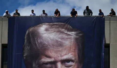 Trump imita tiranos e espalha seu retrato pelos EUA