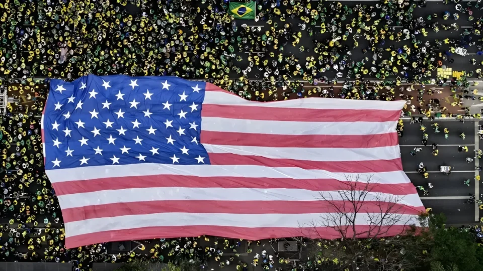 Fantoches latino-americanos descobrem tradução do lema ‘America First’