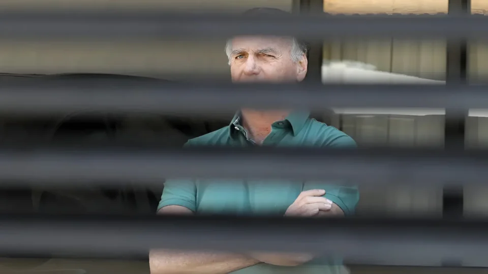 As diferenças entre as prisões de Lula e Bolsonaro