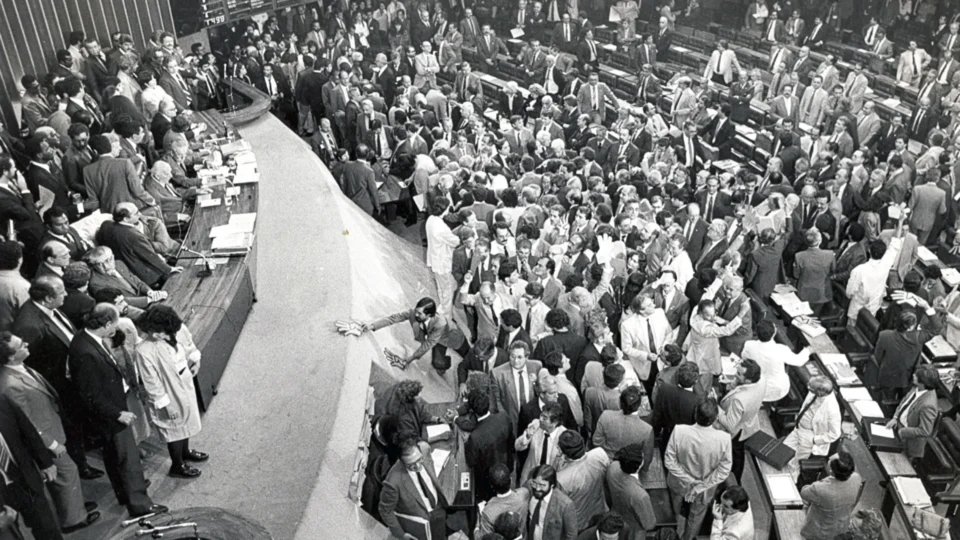 Urgência nacional: recivilizar as instituições