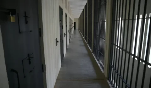 A amarga gaiola de ouro