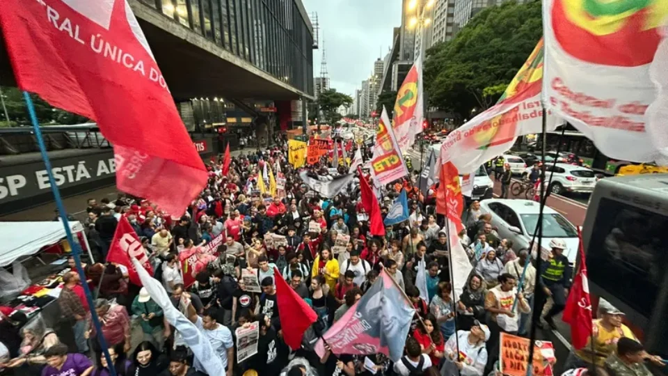 Desafio da esquerda não é apenas resistência, mas reconstrução