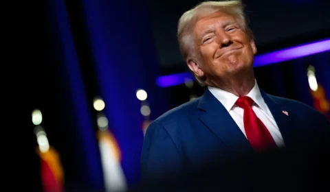 Trump faz piadas sobre cancelar eleições, e não há ninguém rindo