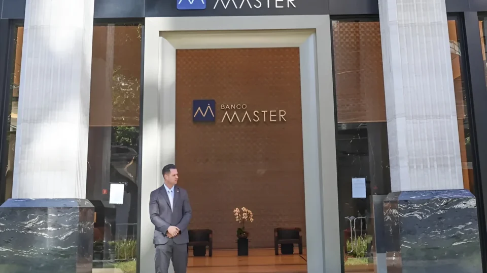 Master: quando o sistema se fecha, a verdade fica do lado de fora