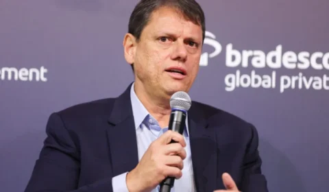 Tarcísio diz que vai apoiar Flávio e acaba com rachadinha na direita