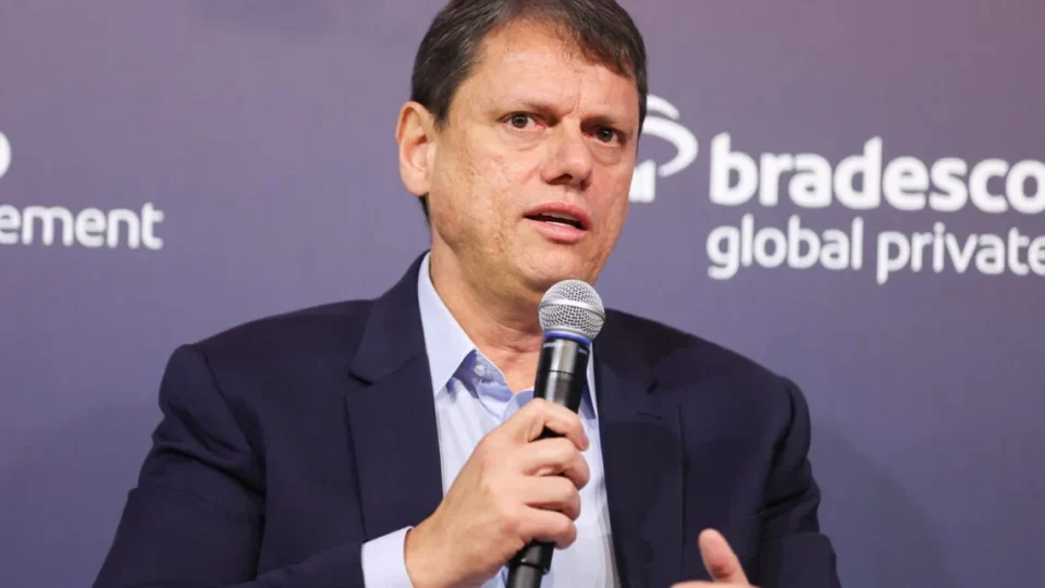 Tarcísio diz que vai apoiar Flávio e acaba com rachadinha na direita