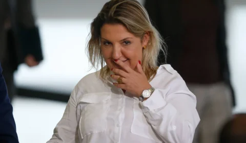 Daniela Marques é voz e cérebro econômico de Flávio Bolsonaro