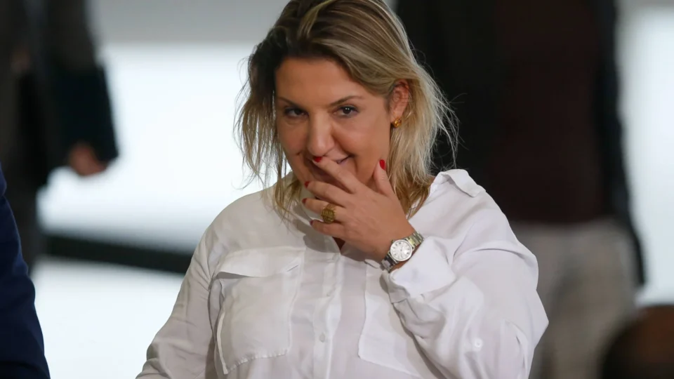 Daniela Marques é voz e cérebro econômico de Flávio Bolsonaro