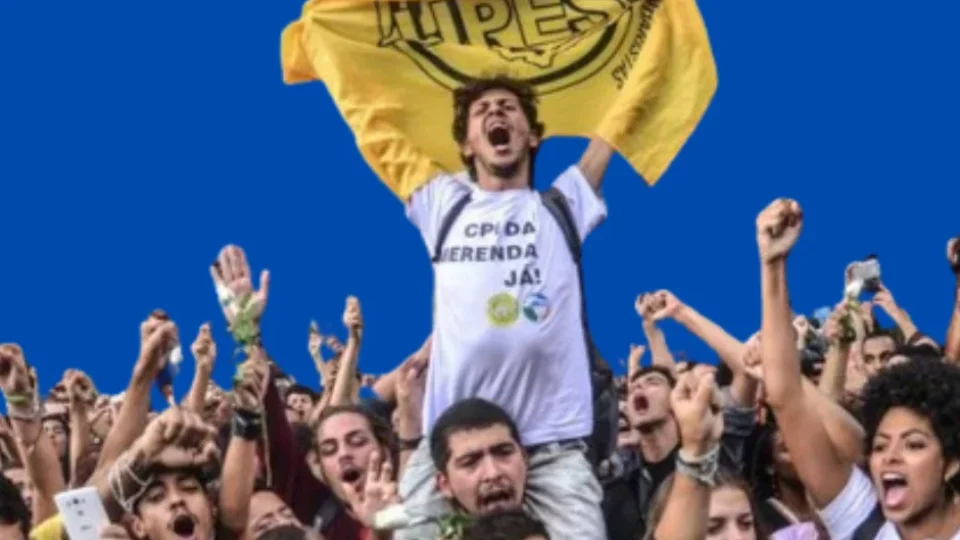 Para 73%, a escola deve ensinar sobre política e questões sociais 