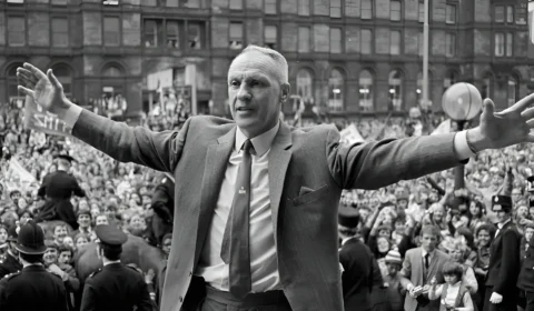 O futebol racista, misógino e populista