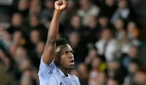 Quem disse que o esporte bretão é um espaço neutro e civilizado?