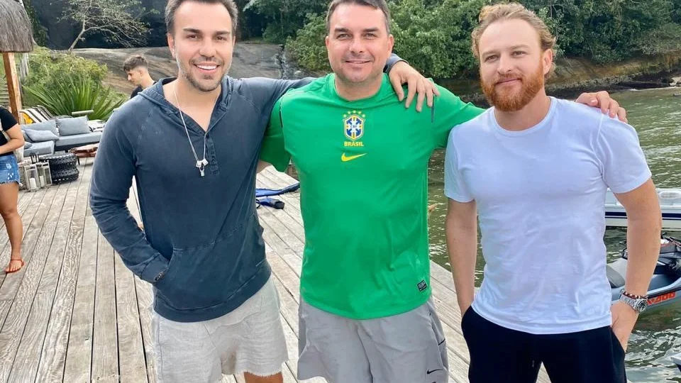 Invasão de mansão na Ilha Grande vira pântano para Flávio Bolsonaro