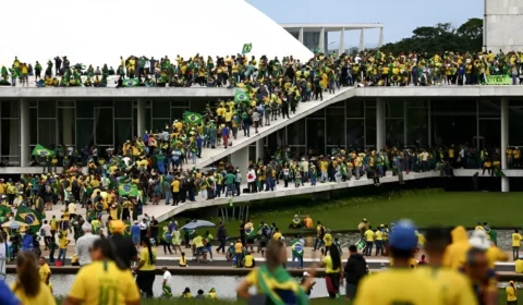 Há franco-atiradores em Brasília e eles se escondem em redações