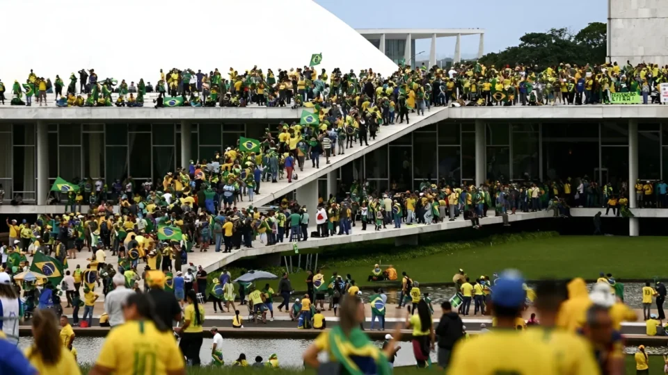 Há franco-atiradores em Brasília e eles se escondem em redações