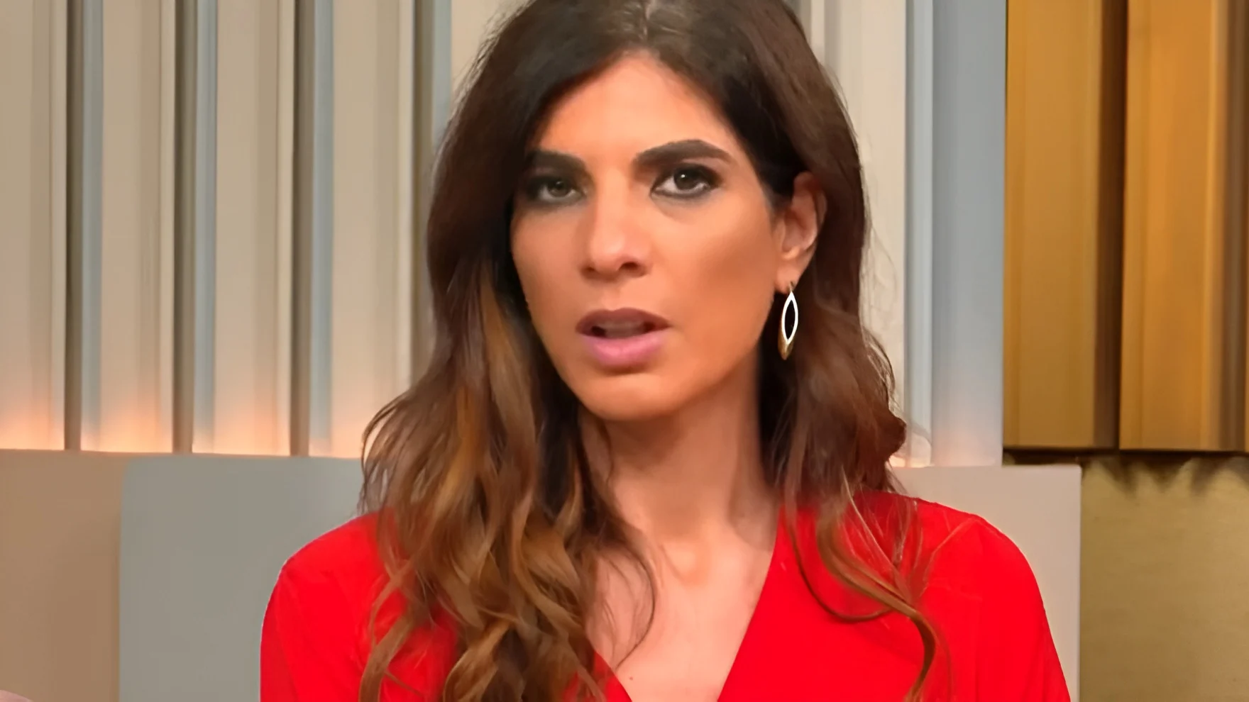 Powerpoint polêmico foi exibido no porgrama apresentado por Andréia Sadi. Apôs repercussão negativa, a emissora veiculou um pedido de desculpas.