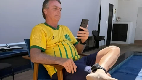 Bolsonaro volta para casa e Michelle pede transferência para a Papudinha