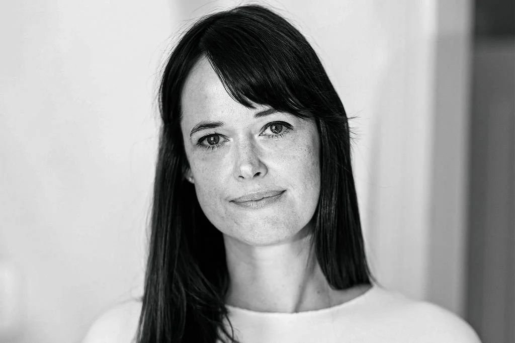 Escritora e jornalista Sophie Gilbert, autora de 'Garota Sobre Garota', em retrato frontal. O artigo aborda como o "pornô gonzo", variedade estudada por Gilbert, e a pornografia digital influenciaram o tratamento violento e misógino de mulheres na sociedade contemporânea.