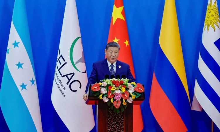 Xi Jinping discursando em evento diplomático com países latino-americanos. A cena ilustra a estratégia da China de ampliar sua influência política e econômica na América Latina.