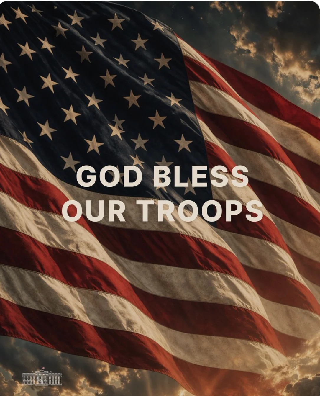 Imagem com a bandeira dos Estados Unidos em enquadramento dramático com iluminação de céu nublado, sobreposta pela frase 'God Bless Our Troops' em letras brancas destacadas, acompanhada do ícone da Casa Branca. A peça ilustra a fusão entre discurso religioso e militarismo analisada no artigo, que descreve como a administração Trump substituiu a mensagem cristã de paz pelo legado davídico de guerra, usando a linguagem da fé como legitimação do projeto bélico.