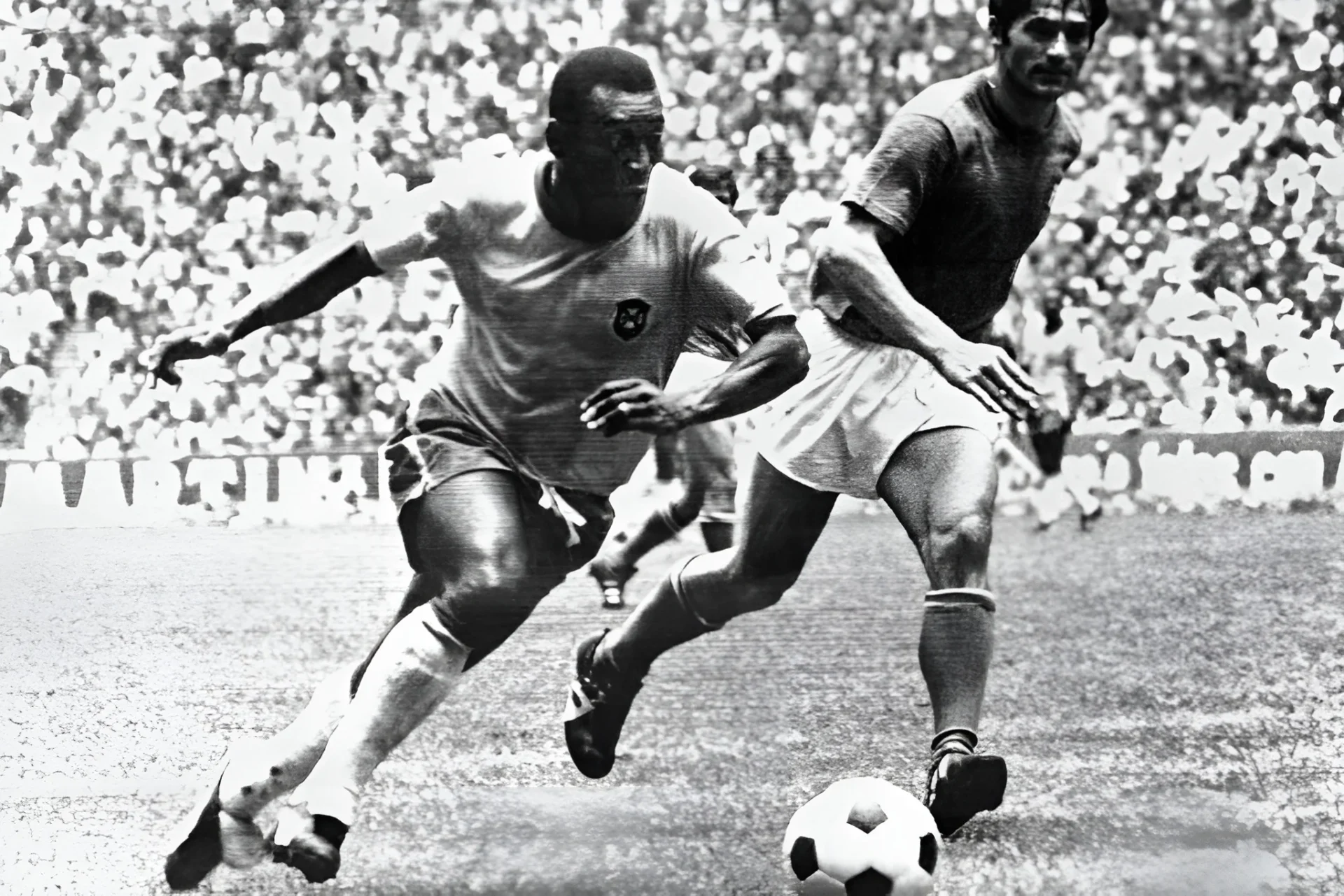 Pelé conduz a bola enquanto dribla um defensor italiano na final da Copa de 1970, em lance emblemático do futebol brasileiro. A cena reforça a ideia do futebol como arte, contraposta no texto à lógica política e econômica que ameaça sua essênci