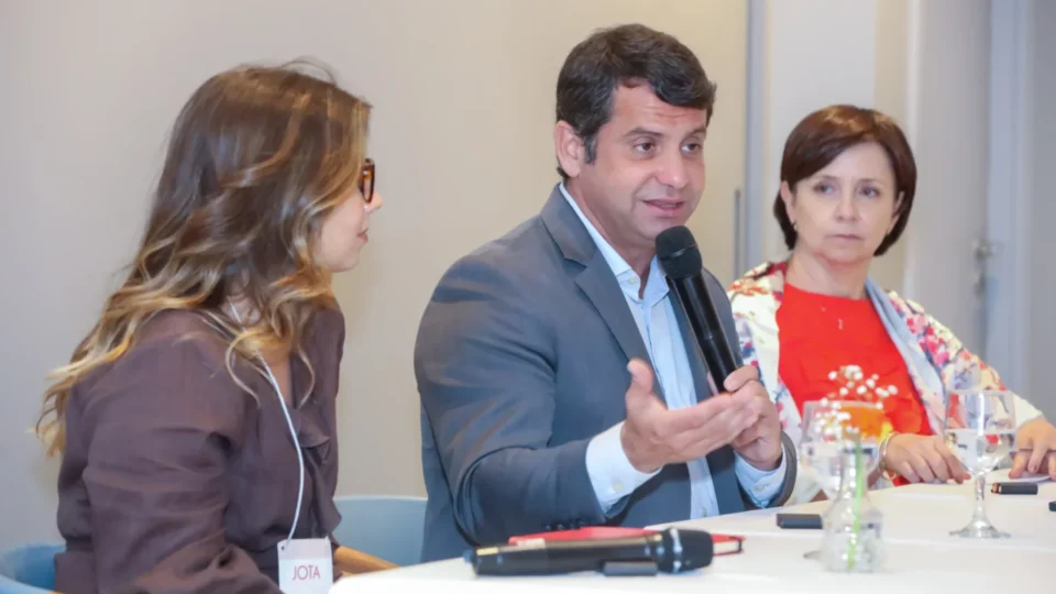 Gabinete de ‘Doutor Luizinho’ é refúgio para ex-funcionária da Refit