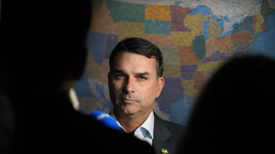 Flávio Bolsonaro avança nas pesquisas e levanta debate sobre candidatura de Lula