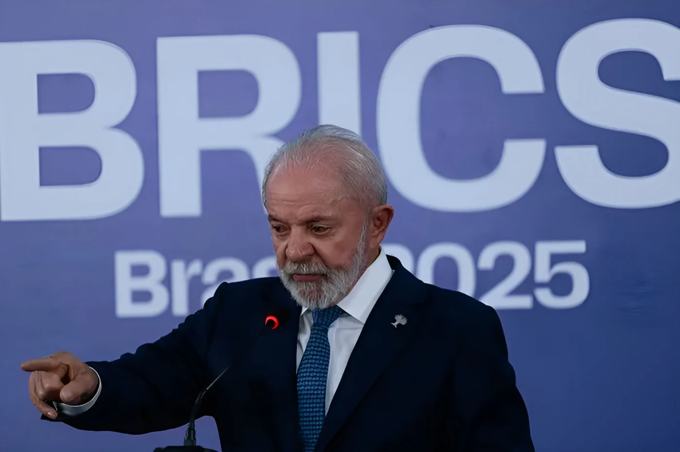 A imagem mostra o presidente Lula discursando em um púlpito, com o logotipo do BRICS ao fundo em destaque. No debate sobre a expansão do BRICS, o registro reforça o papel do Brasil nas decisões do bloco e sua posição crítica diante dos riscos geopolíticos da ampliação. A imagem mostra o presidente Lula discursando em um púlpito, com o logotipo do BRICS ao fundo em destaque. No debate sobre a expansão do BRICS, o registro reforça o papel do Brasil nas decisões do bloco e sua posição crítica diante dos riscos geopolíticos da ampliação.