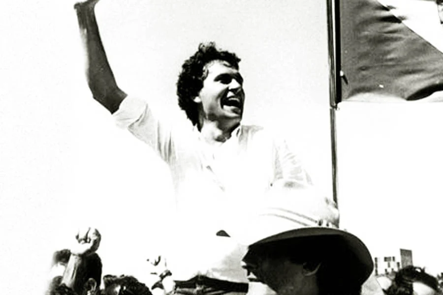 Ronaldo Caiado durante campanha presidencial. A imagem ilustra o uso de símbolos visuais e estética de poder na construção de narrativas políticas no Brasil.