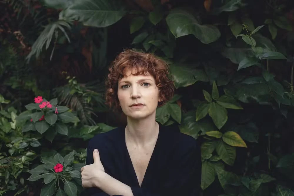 Natalia Timerman posa diante de folhagens em retrato usado na reportagem sobre escritoras em destaque na Feira do Livro. Natalia Timerman posa diante de folhagens em retrato usado na reportagem sobre escritoras em destaque na Feira do Livro.