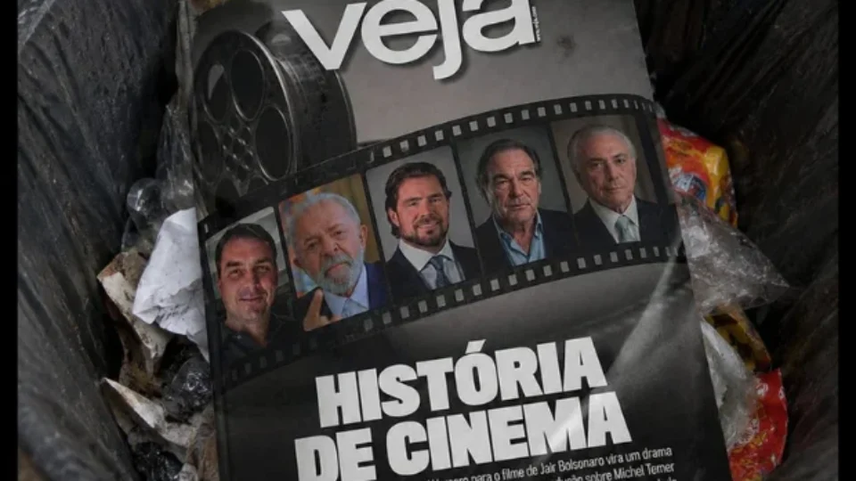 Capa da revista Veja aparece dentro de saco de lixo em imagem sobre reportagem criticada por associar Oliver Stone ao caso Bolsomaster.Imagem “A Liberta vai sair do digital” Peça gráfica com fundo preto e frase “A Revista Liberta vai sair do digital” utilizada na seção institucional da publicação. Foto do autor Juca Kfouri Retrato do jornalista Juca Kfouri utilizado na biografia do autor ao final da coluna sobre mídia de extrema direita. 
