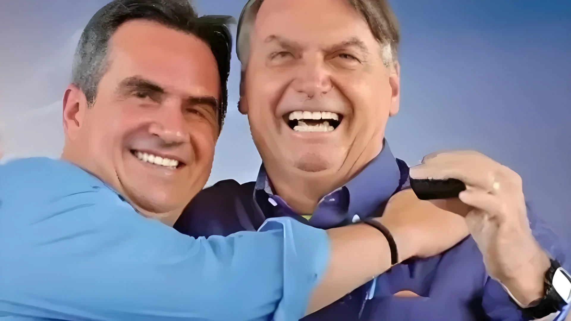 Ciro Nogueira abraça Jair Bolsonaro em registro citado em reportagem sobre alianças políticas e poder do Centrão no governo federal. Ciro Nogueira abraça Jair Bolsonaro em registro citado em reportagem sobre alianças políticas e poder do Centrão no governo federal.