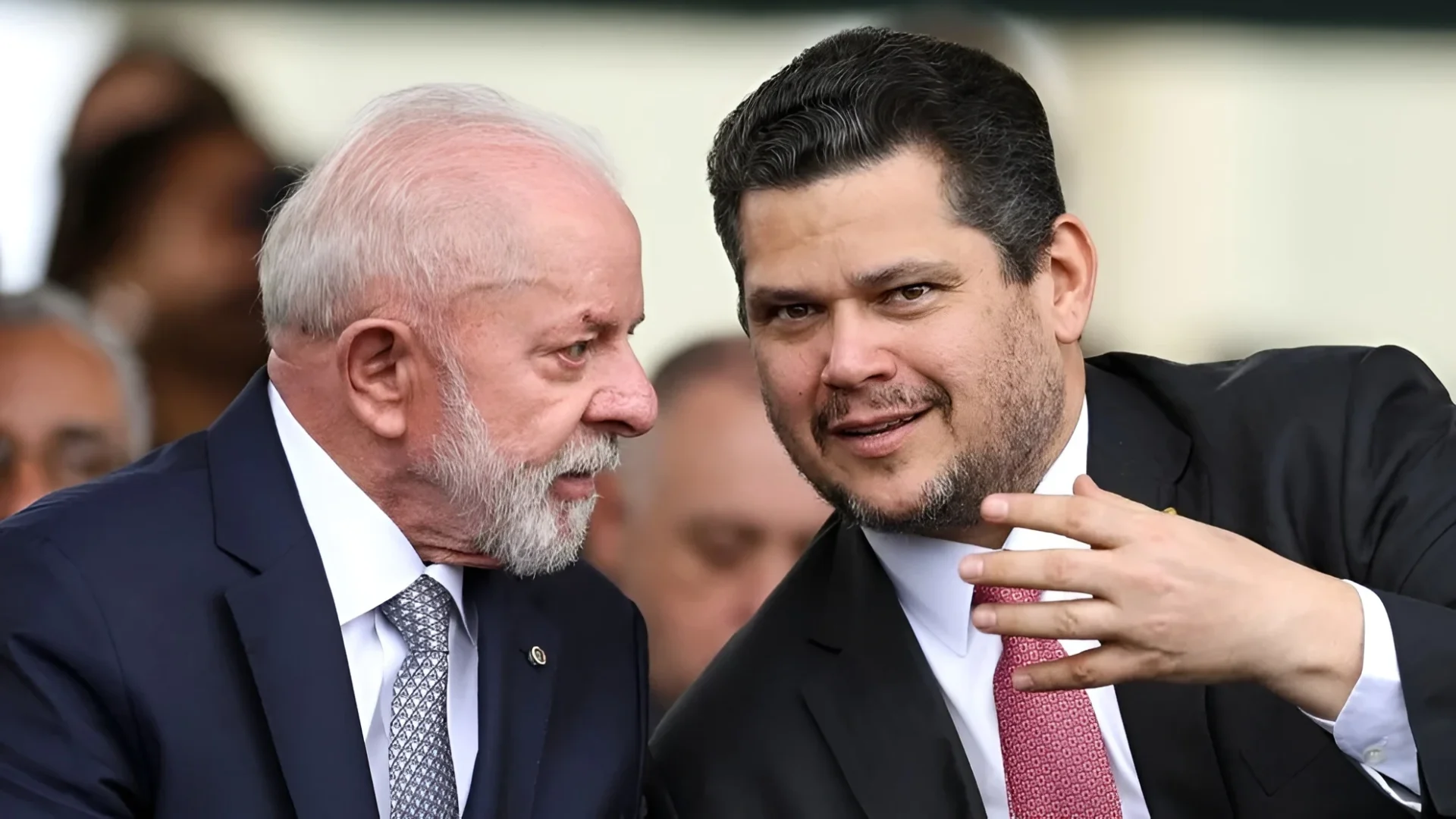 Lula conversa com Davi Alcolumbre em meio à crise política causada pela rejeição de Jorge Messias e pelo fortalecimento do Congresso.
