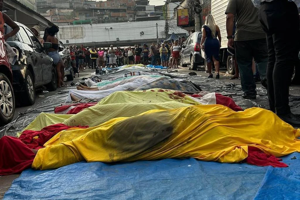 Corpos cobertos por lonas após operação policial no Rio de Janeiro, em imagem que retrata uma das chacinas citadas no texto. Corpos cobertos por lonas após operação policial no Rio de Janeiro, em imagem que retrata uma das chacinas citadas no texto.