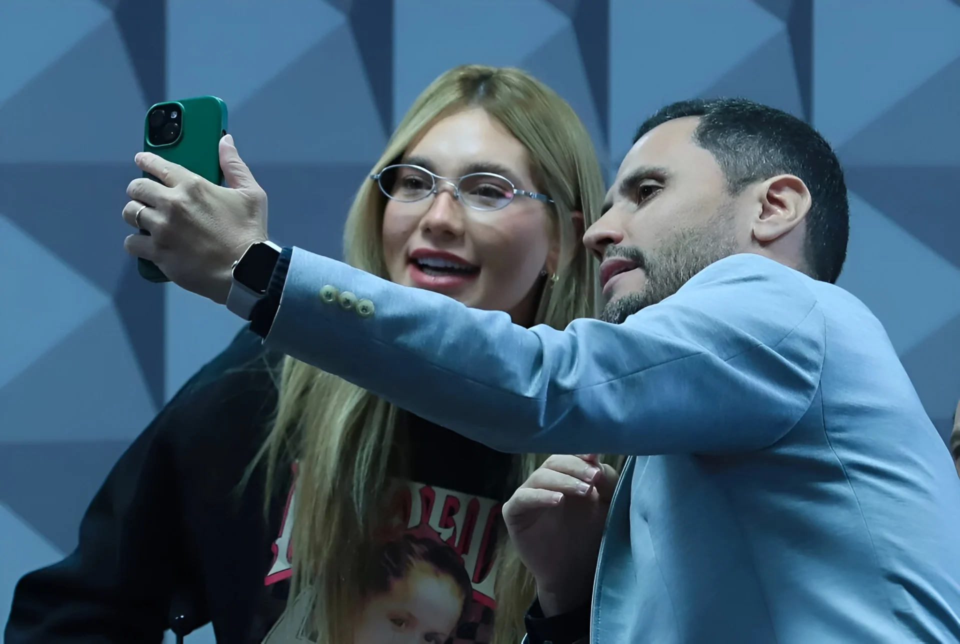 Virginia Fonseca tira selfie ao lado do senador Cleitinho durante sessão da CPI das Bets no Senado Federal. Virginia Fonseca tira selfie ao lado do senador Cleitinho durante sessão da CPI das Bets no Senado Federal.