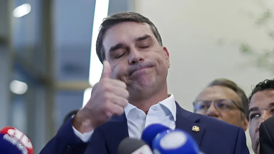 A desejada entrevista com Flávio Bolsonaro