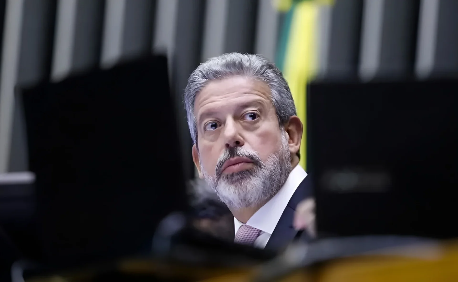 Arthur Lira aparece na Câmara dos Deputados em reportagem sobre negociações políticas e governabilidade no terceiro mandato de Lula.