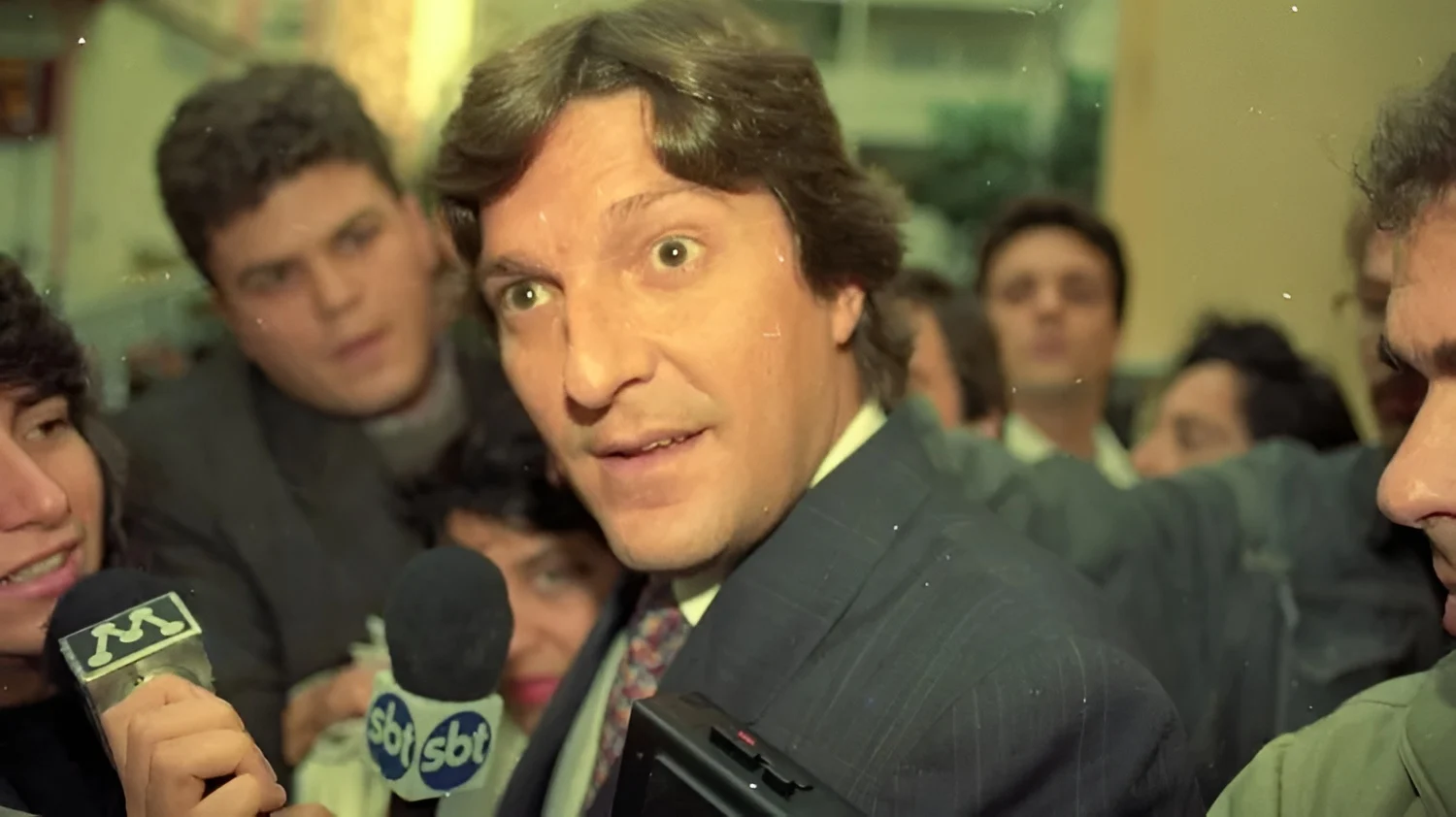 Pedro Collor aparece em imagem histórica usada para comparar o impacto político do caso Banco Master sobre Flávio Bolsonaro.