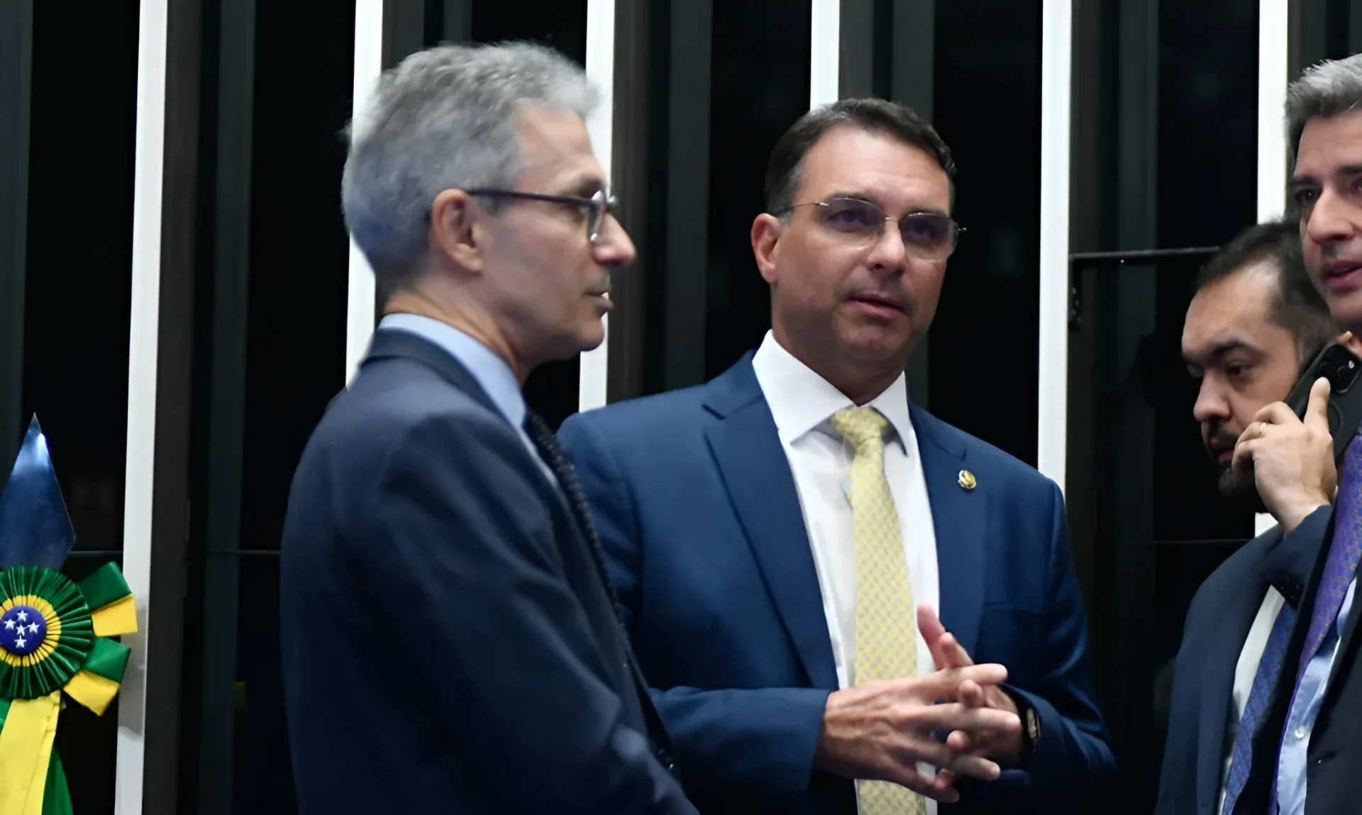 Romeu Zema conversa com Flávio Bolsonaro no Senado em imagem registrada antes da divulgação dos áudios do caso Banco Master e das investigações envolvendo Daniel Vorcaro.
