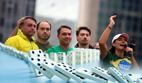 Dominó dos Bolsonaro