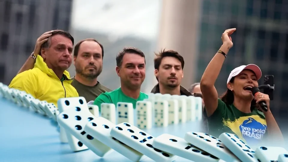 Dominó dos Bolsonaro
